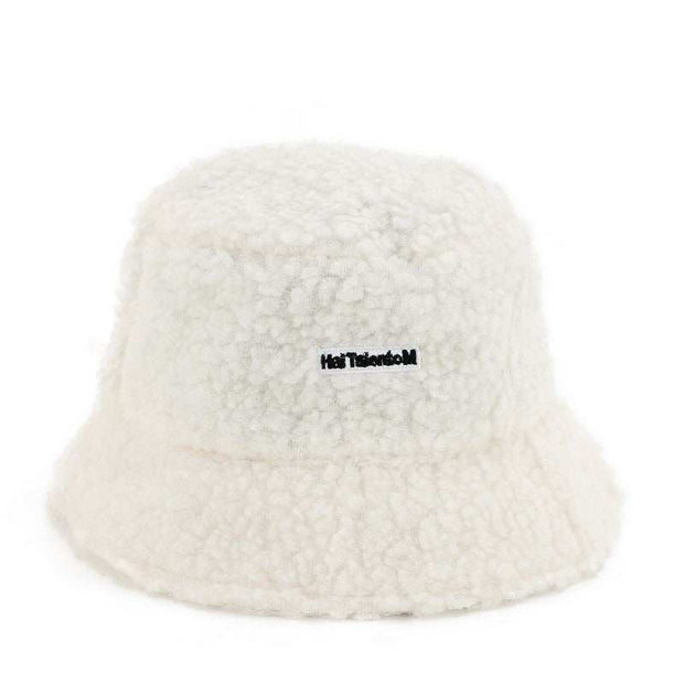 Lambswool Female Fishing Cap with short brim in creamy wool, perfect for outdoor activities.