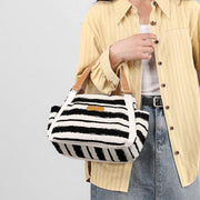 One-Shoulder Tote in black and white stripes with leather strap, versatile and spacious, ideal for daily use.