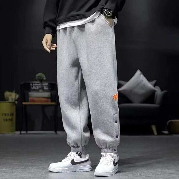 Casual velvet padded pants in gray with elastic waistband and ankle cuffs, worn with white sneakers.