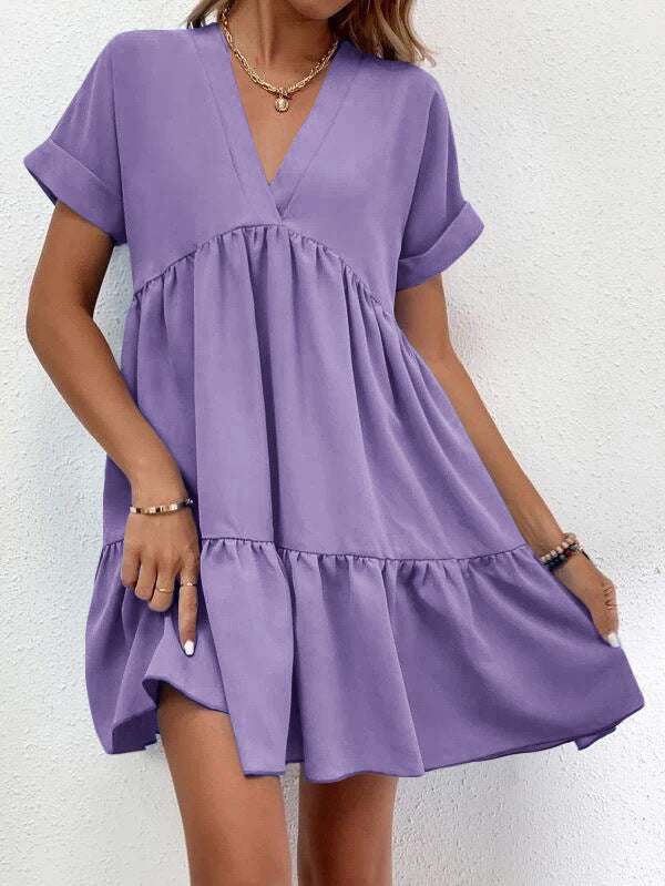 Short-sleeved V-neck dress in lilac with a flowing skirt.