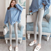 Fleece-lined maternity leggings in light gray, offering comfort and style for pregnant women.