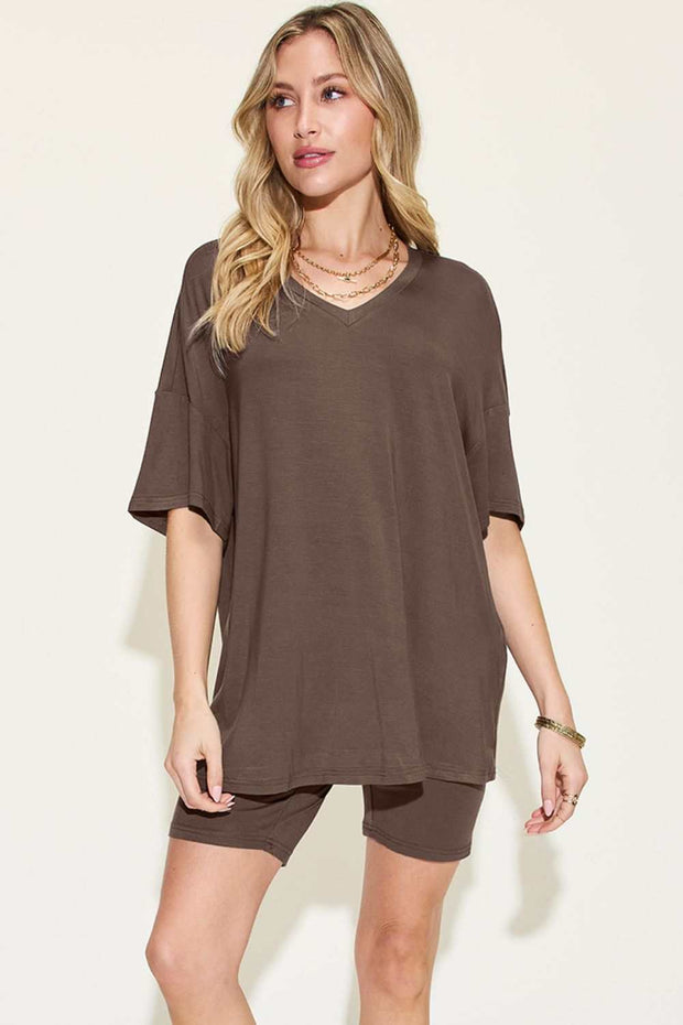 V-neck t-shirt and shorts set in brown, casual and comfortable.