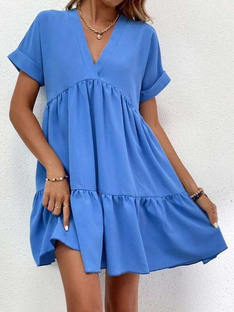 Short-sleeved V-neck dress in blue with a flowy skirt and casual fit.