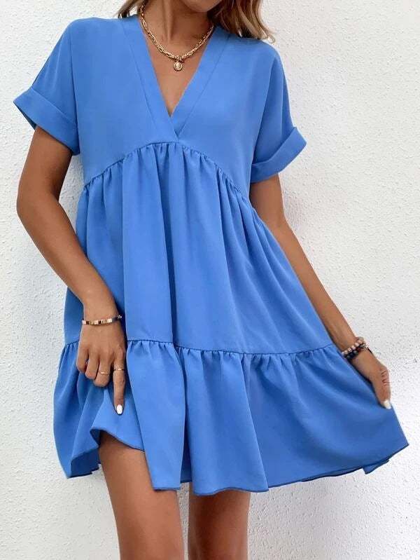 Short-sleeved V-neck dress in blue with a flowy skirt and casual fit.