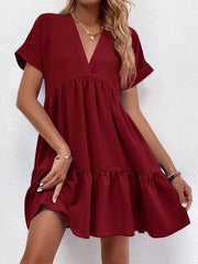 Short-sleeved V-neck dress in burgundy with a flowy skirt.