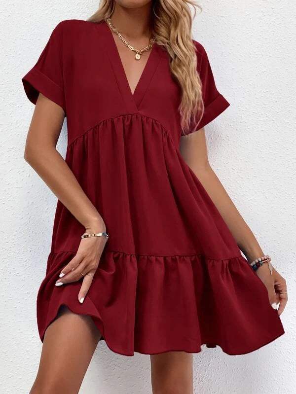 Short-sleeved V-neck dress in burgundy with a flowy skirt.