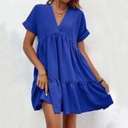 Short-sleeved V-neck dress in blue with a flowy skirt and elegant design.