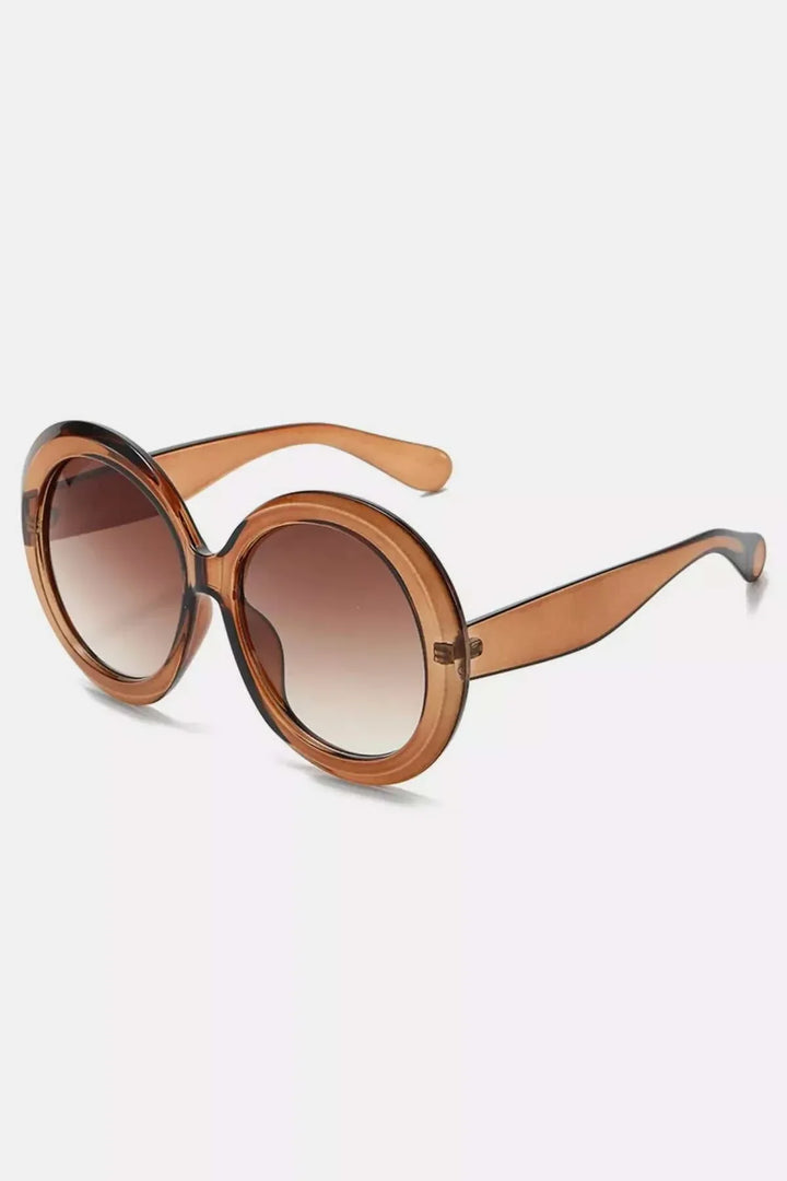 Oversized round sunglasses with lightweight polycarbonate frame for stylish everyday wear