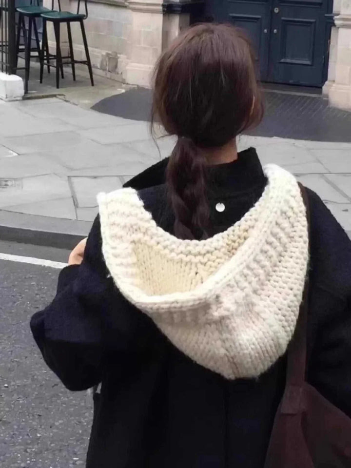 Woman wearing a knitted women&