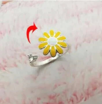 Fidget Spinner Ring with a daisy design, innovative stress-relief accessory.