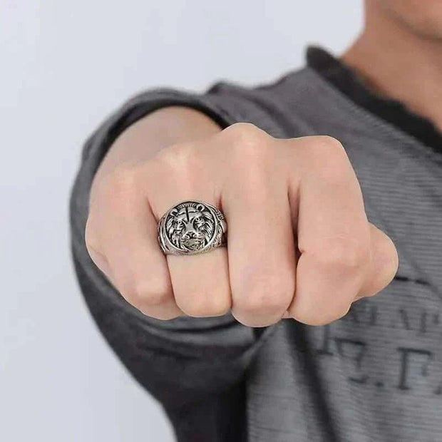 Vintage lion head ring in stainless steel, worn on a hand, showcasing its bold design and electric silver color. Perfect for rock, gothic, or biker styles.